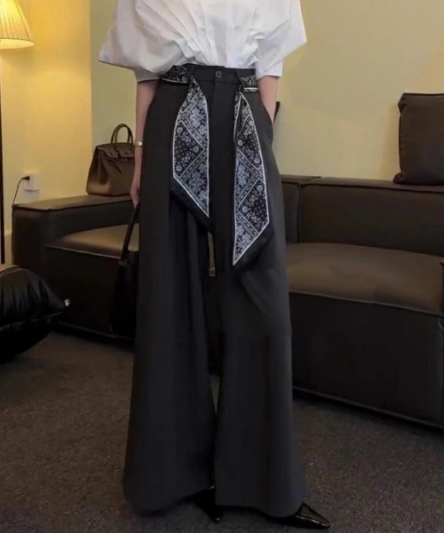 cammie(キャミー)の「スカーフ付きワイドパンツ(その他パンツ・レディース・ブラック/ダークグレー・F)」の2枚目の写真