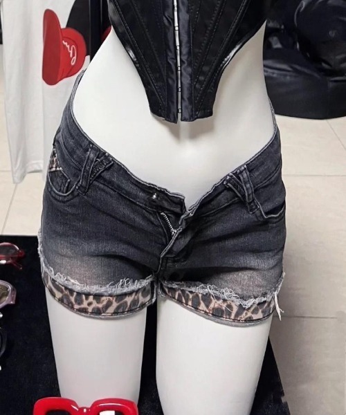 Ritzy(リッツィー)の「レオパードデニムショートパンツ(デニムパンツ・レディース・ブラック・L/M)」の3枚目の写真