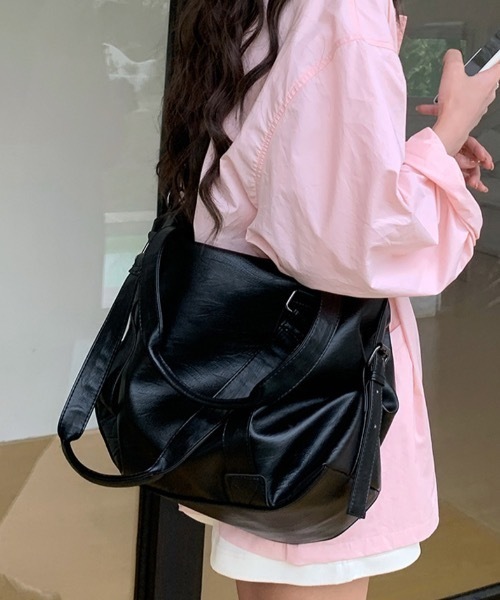 pyornim（ピョルニム）の「【25年秋冬新作】【2WAY】【A4サイズ対応】フェイクレザーボストンショルダーバッグ（ボストンバッグ・レディース・ブラウン/ブラック・F）」の13枚目の写真