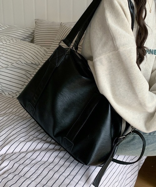 pyornim（ピョルニム）の「【25年秋冬新作】【2WAY】【A4サイズ対応】フェイクレザーボストンショルダーバッグ（ボストンバッグ・レディース・ブラウン/ブラック・F）」の12枚目の写真