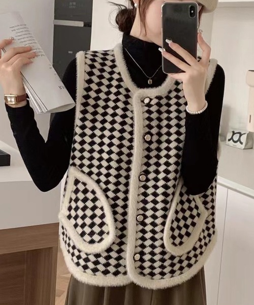DAY CLOSET(デイ クローゼット)の「ブロックチェック×パイピングで韓国っぽなクラス感。ノーカラーシャギーミックス飾り釦ニットベスト(ベスト・レディース・ホワイト/ブラック・FREE)」の2枚目の写真