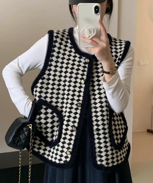DAY CLOSET(デイ クローゼット)の「ブロックチェック×パイピングで韓国っぽなクラス感。ノーカラーシャギーミックス飾り釦ニットベスト(ベスト・レディース・ホワイト/ブラック・FREE)」の1枚目の写真