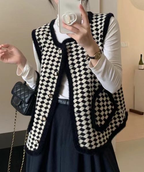 DAY CLOSET(デイ クローゼット)の「ブロックチェック×パイピングで韓国っぽなクラス感。ノーカラーシャギーミックス飾り釦ニットベスト(ベスト・レディース・ホワイト/ブラック・FREE)」の7枚目の写真