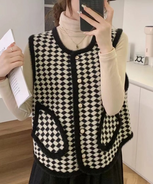 DAY CLOSET(デイ クローゼット)の「ブロックチェック×パイピングで韓国っぽなクラス感。ノーカラーシャギーミックス飾り釦ニットベスト(ベスト・レディース・ホワイト/ブラック・FREE)」の8枚目の写真
