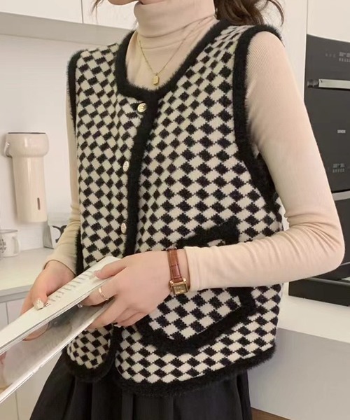 DAY CLOSET(デイ クローゼット)の「ブロックチェック×パイピングで韓国っぽなクラス感。ノーカラーシャギーミックス飾り釦ニットベスト(ベスト・レディース・ホワイト/ブラック・FREE)」の9枚目の写真