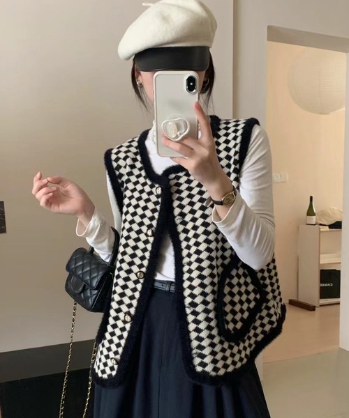 DAY CLOSET(デイ クローゼット)の「ブロックチェック×パイピングで韓国っぽなクラス感。ノーカラーシャギーミックス飾り釦ニットベスト(ベスト・レディース・ホワイト/ブラック・FREE)」の10枚目の写真