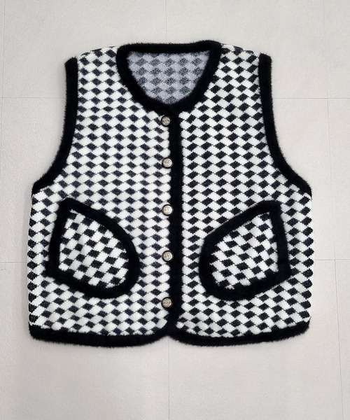 DAY CLOSET(デイ クローゼット)の「ブロックチェック×パイピングで韓国っぽなクラス感。ノーカラーシャギーミックス飾り釦ニットベスト(ベスト・レディース・ホワイト/ブラック・FREE)」の11枚目の写真