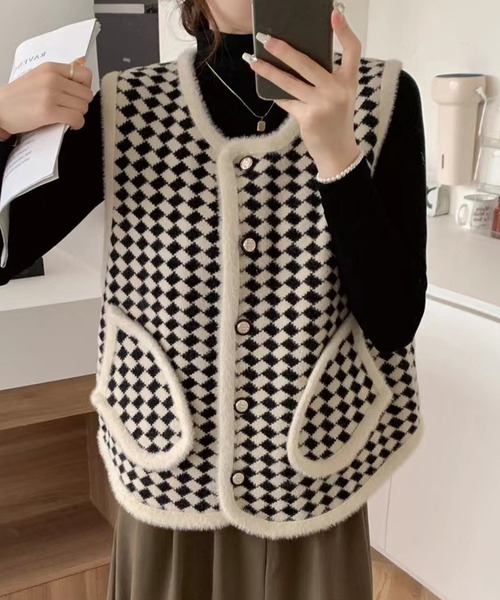 DAY CLOSET(デイ クローゼット)の「ブロックチェック×パイピングで韓国っぽなクラス感。ノーカラーシャギーミックス飾り釦ニットベスト(ベスト・レディース・ホワイト/ブラック・FREE)」の4枚目の写真