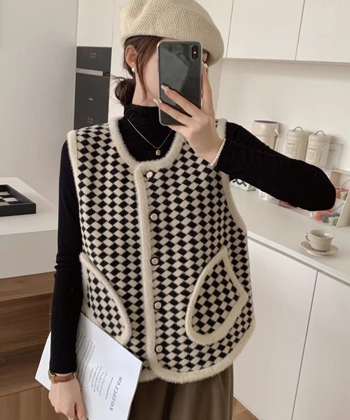 DAY CLOSET(デイ クローゼット)の「ブロックチェック×パイピングで韓国っぽなクラス感。ノーカラーシャギーミックス飾り釦ニットベスト(ベスト・レディース・ホワイト/ブラック・FREE)」の3枚目の写真
