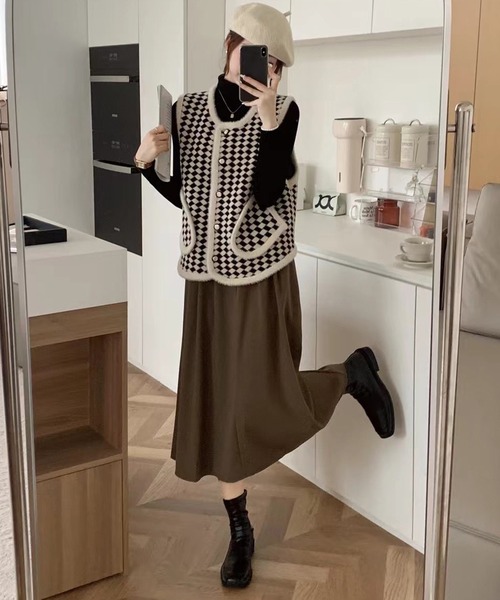 DAY CLOSET(デイ クローゼット)の「ブロックチェック×パイピングで韓国っぽなクラス感。ノーカラーシャギーミックス飾り釦ニットベスト(ベスト・レディース・ホワイト/ブラック・FREE)」の5枚目の写真
