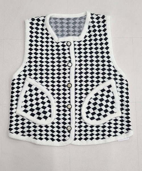 DAY CLOSET(デイ クローゼット)の「ブロックチェック×パイピングで韓国っぽなクラス感。ノーカラーシャギーミックス飾り釦ニットベスト(ベスト・レディース・ホワイト/ブラック・FREE)」の6枚目の写真