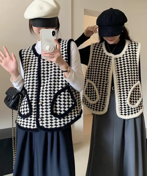 DAY CLOSET(デイ クローゼット)の「ブロックチェック×パイピングで韓国っぽなクラス感。ノーカラーシャギーミックス飾り釦ニットベスト(ベスト・レディース・ホワイト/ブラック・FREE)」の12枚目の写真