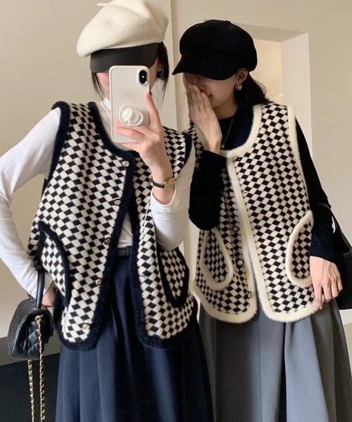 DAY CLOSET(デイ クローゼット)の「ブロックチェック×パイピングで韓国っぽなクラス感。ノーカラーシャギーミックス飾り釦ニットベスト(ベスト・レディース・ホワイト/ブラック・FREE)」の13枚目の写真