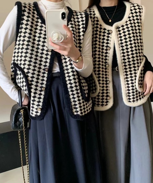 DAY CLOSET(デイ クローゼット)の「ブロックチェック×パイピングで韓国っぽなクラス感。ノーカラーシャギーミックス飾り釦ニットベスト(ベスト・レディース・ホワイト/ブラック・FREE)」の14枚目の写真