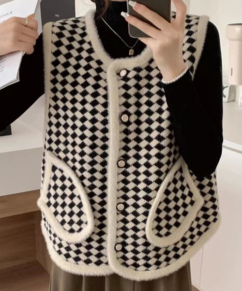 DAY CLOSET(デイ クローゼット)の「ブロックチェック×パイピングで韓国っぽなクラス感。ノーカラーシャギーミックス飾り釦ニットベスト(ベスト・レディース・ホワイト/ブラック・FREE)」の19枚目の写真