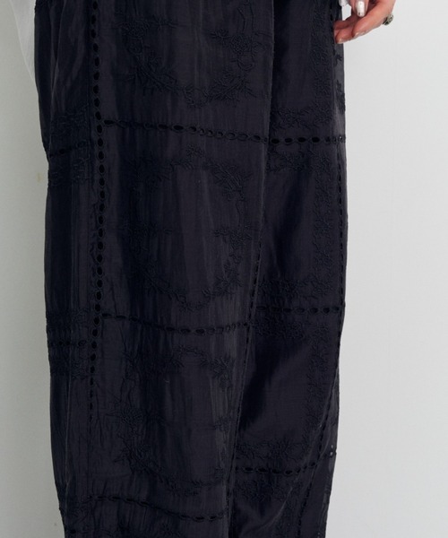 Shelly island（シェリーアイランド）の「総刺繍シアーパンツ（その他パンツ・レディース・ホワイト/ブラック・FREE）」の3枚目の写真