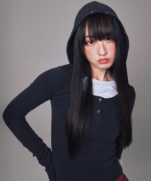 YOUHEE（ユヒ）の「STUD DETAILED HOODIE LONG SLEEVE CHARCOAL（パーカー・レディース・その他・SMALL/MEDIUM）」の2枚目の写真