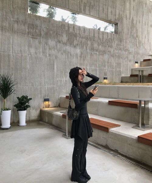 YOUHEE（ユヒ）の「STUD DETAILED HOODIE LONG SLEEVE CHARCOAL（パーカー・レディース・その他・SMALL/MEDIUM）」の11枚目の写真