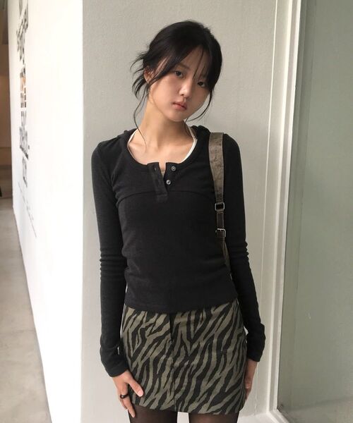 YOUHEE（ユヒ）の「STUD DETAILED HOODIE LONG SLEEVE CHARCOAL（パーカー・レディース・その他・SMALL/MEDIUM）」の17枚目の写真