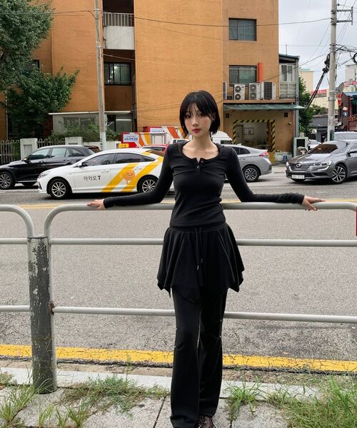 YOUHEE（ユヒ）の「STUD DETAILED HOODIE LONG SLEEVE CHARCOAL（パーカー・レディース・その他・SMALL/MEDIUM）」の20枚目の写真