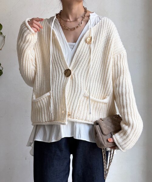 DouDou（ドゥドゥ）の「メタルビッグボタンローゲージカーディガン（カーディガン/ボレロ・レディース・チャコールグレー/レッド/オフホワイト・FREE）」の2枚目の写真