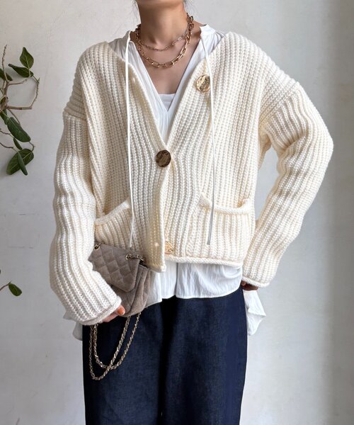 DouDou（ドゥドゥ）の「メタルビッグボタンローゲージカーディガン（カーディガン/ボレロ・レディース・チャコールグレー/レッド/オフホワイト・FREE）」の9枚目の写真