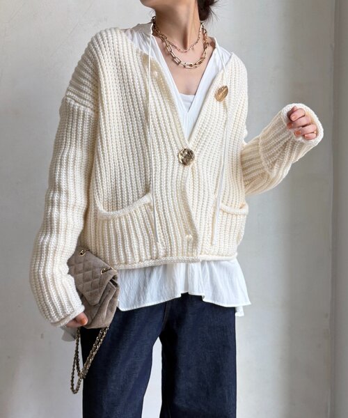 DouDou（ドゥドゥ）の「メタルビッグボタンローゲージカーディガン（カーディガン/ボレロ・レディース・チャコールグレー/レッド/オフホワイト・FREE）」の11枚目の写真