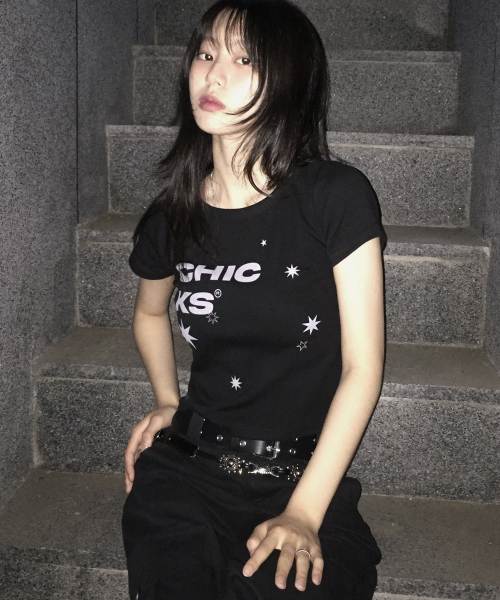 CHICKS（チックス）の「アンバランスティラ スリムフィット 半袖Tシャツ ブラック（Tシャツ/カットソー・レディース・ブラック・FREE）」の4枚目の写真