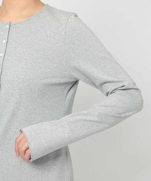 BABYLONE（バビロン）の「デニム天竺ヘンリーネックプルオーバー（Tシャツ/カットソー・レディース・ライトグレー/ネイビー・フリー）」の4枚目の写真