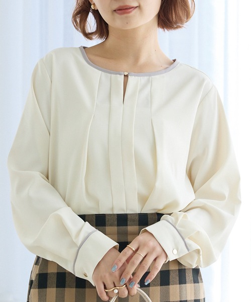 LAVEANGE(ラビアンジェ)の「【洗える】パイピング配色ブラウス│きちんと見え/オンオフ着回せる/スリットネック/バイカラー/きれいめ/長袖ブラウス(シャツ/ブラウス・レディース・ブラック/ネイビー/オフホワイト・LL/3L/M/4L/5L)」の1枚目の写真