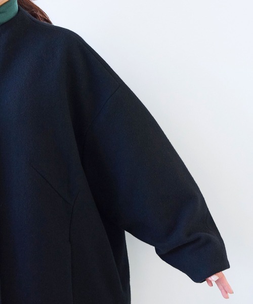yuni(ユニ )の「△ウールsuper100 middle length cocoonコート(ノーカラーコート・レディース・アイボリー/パープル/ブラック・FREE)」の8枚目の写真