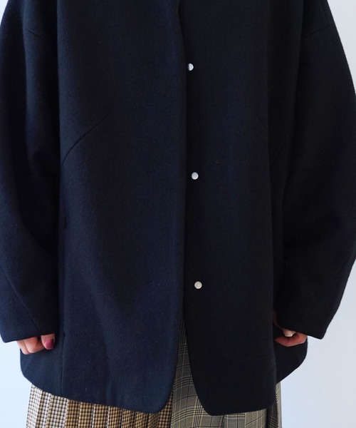 yuni(ユニ )の「△ウールsuper100 middle length cocoonコート(ノーカラーコート・レディース・アイボリー/パープル/ブラック・FREE)」の11枚目の写真