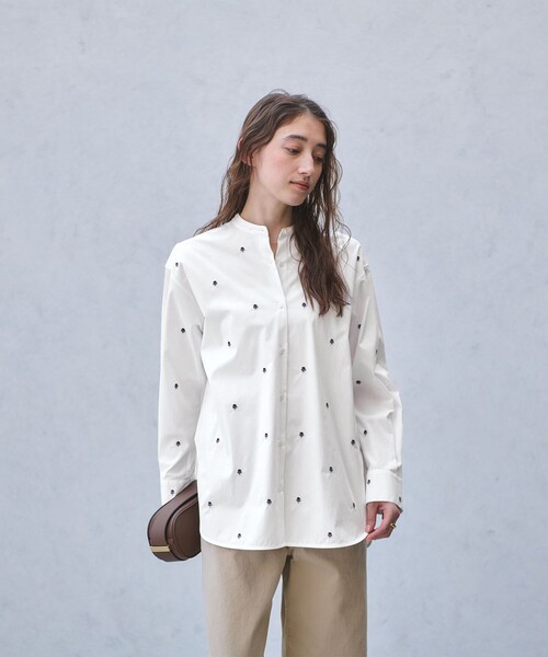 UNITED ARROWS（ユナイテッドアローズ）の「エンブロイダリーフラワー バンドカラー シャツ（シャツ/ブラウス・レディース・オフホワイト/ライトブルー/ネイビー・FREE）」の22枚目の写真