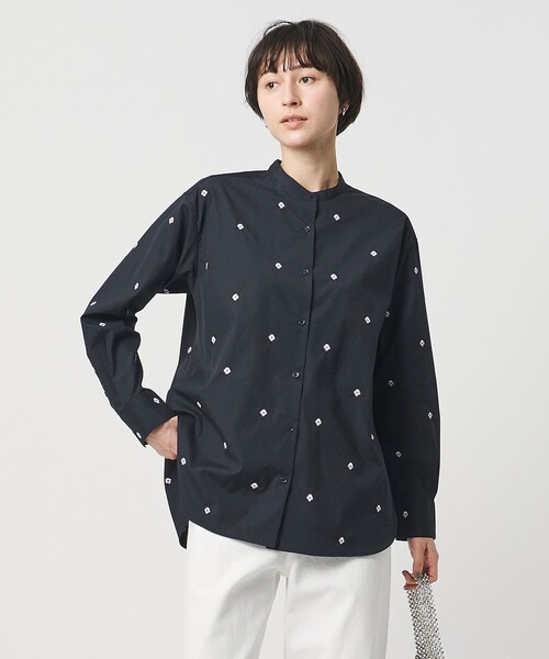 UNITED ARROWS（ユナイテッドアローズ）の「エンブロイダリーフラワー バンドカラー シャツ（シャツ/ブラウス・レディース・オフホワイト/ライトブルー/ネイビー・FREE）」の19枚目の写真