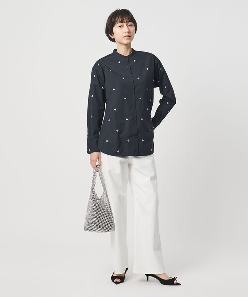 UNITED ARROWS（ユナイテッドアローズ）の「エンブロイダリーフラワー バンドカラー シャツ（シャツ/ブラウス・レディース・オフホワイト/ライトブルー/ネイビー・FREE）」の18枚目の写真