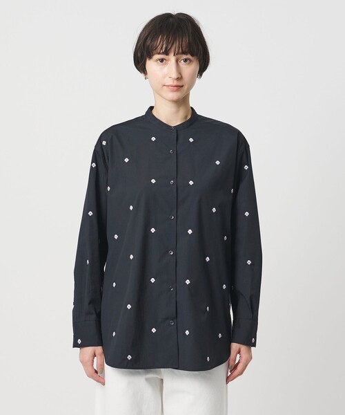 UNITED ARROWS（ユナイテッドアローズ）の「エンブロイダリーフラワー バンドカラー シャツ（シャツ/ブラウス・レディース・オフホワイト/ライトブルー/ネイビー・FREE）」の17枚目の写真