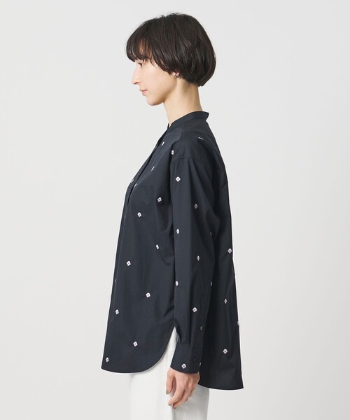 UNITED ARROWS（ユナイテッドアローズ）の「エンブロイダリーフラワー バンドカラー シャツ（シャツ/ブラウス・レディース・オフホワイト/ライトブルー/ネイビー・FREE）」の16枚目の写真