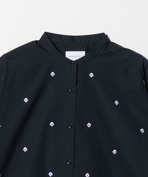 UNITED ARROWS（ユナイテッドアローズ）の「エンブロイダリーフラワー バンドカラー シャツ（シャツ/ブラウス・レディース・オフホワイト/ライトブルー/ネイビー・FREE）」の12枚目の写真