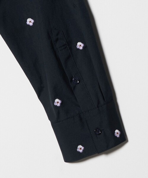 UNITED ARROWS（ユナイテッドアローズ）の「エンブロイダリーフラワー バンドカラー シャツ（シャツ/ブラウス・レディース・オフホワイト/ライトブルー/ネイビー・FREE）」の11枚目の写真