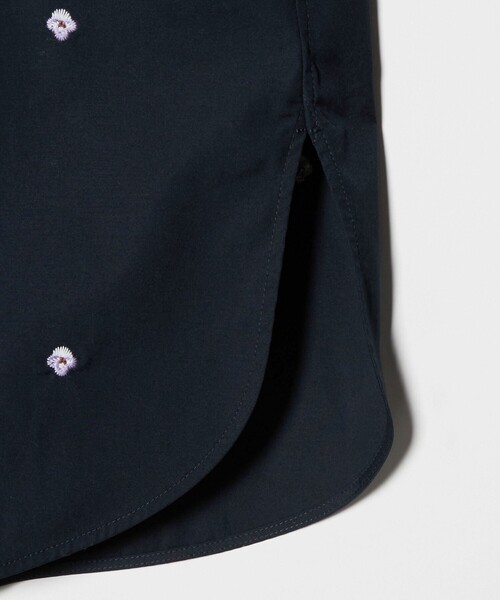 UNITED ARROWS（ユナイテッドアローズ）の「エンブロイダリーフラワー バンドカラー シャツ（シャツ/ブラウス・レディース・オフホワイト/ライトブルー/ネイビー・FREE）」の10枚目の写真