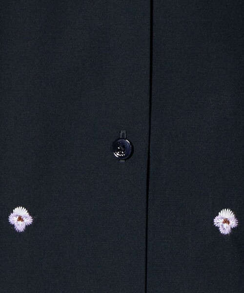 UNITED ARROWS（ユナイテッドアローズ）の「エンブロイダリーフラワー バンドカラー シャツ（シャツ/ブラウス・レディース・オフホワイト/ライトブルー/ネイビー・FREE）」の9枚目の写真