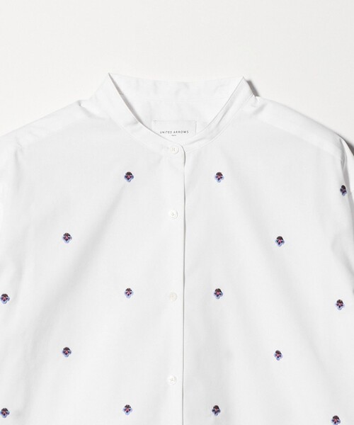 UNITED ARROWS（ユナイテッドアローズ）の「エンブロイダリーフラワー バンドカラー シャツ（シャツ/ブラウス・レディース・オフホワイト/ライトブルー/ネイビー・FREE）」の6枚目の写真