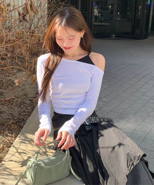 KATRINA K(カトリーナケイ)の「切り替えレイヤードシャーリングオフショルダーTシャツ-2カラー(Tシャツ/カットソー・レディース・その他・FREE)」の10枚目の写真