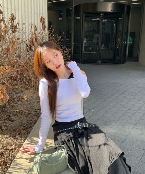 KATRINA K(カトリーナケイ)の「切り替えレイヤードシャーリングオフショルダーTシャツ-2カラー(Tシャツ/カットソー・レディース・その他・FREE)」の12枚目の写真