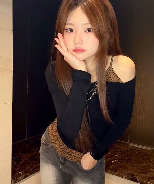 KATRINA K(カトリーナケイ)の「切り替えレイヤードシャーリングオフショルダーTシャツ-2カラー(Tシャツ/カットソー・レディース・その他・FREE)」の13枚目の写真