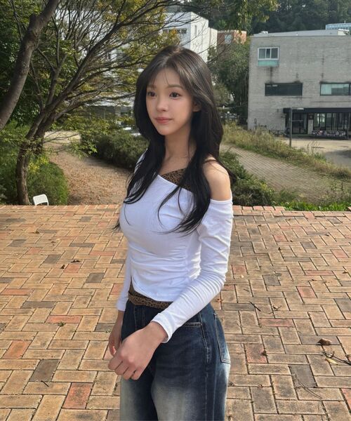 KATRINA K(カトリーナケイ)の「切り替えレイヤードシャーリングオフショルダーTシャツ-2カラー(Tシャツ/カットソー・レディース・その他・FREE)」の15枚目の写真