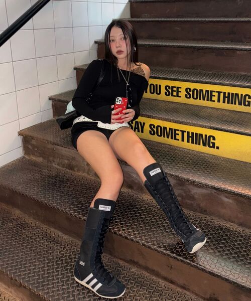 KATRINA K(カトリーナケイ)の「切り替えレイヤードシャーリングオフショルダーTシャツ-2カラー(Tシャツ/カットソー・レディース・その他・FREE)」の6枚目の写真