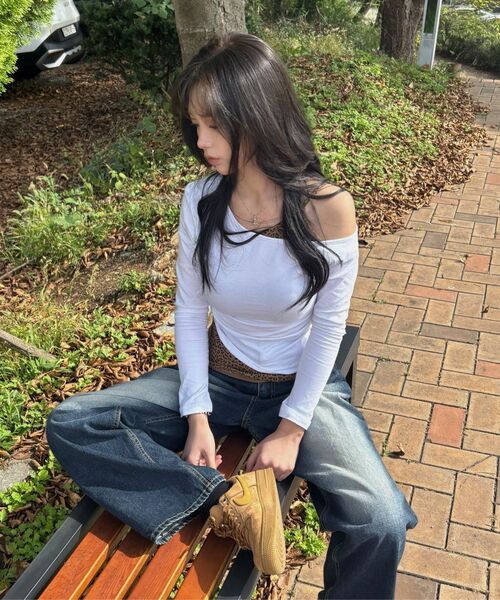 KATRINA K(カトリーナケイ)の「切り替えレイヤードシャーリングオフショルダーTシャツ-2カラー(Tシャツ/カットソー・レディース・その他・FREE)」の8枚目の写真