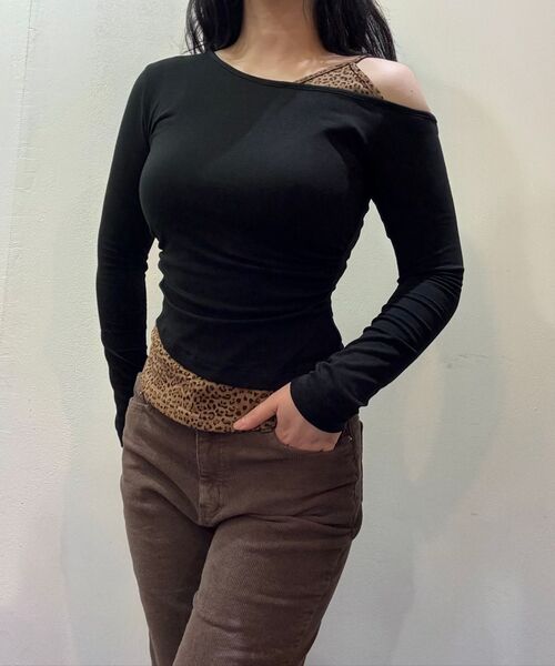 KATRINA K(カトリーナケイ)の「切り替えレイヤードシャーリングオフショルダーTシャツ-2カラー(Tシャツ/カットソー・レディース・その他・FREE)」の2枚目の写真