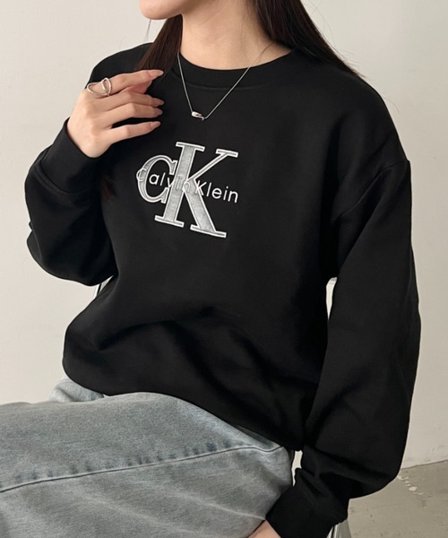 Calvin Klein（カルバン・クライン）の「Calvin Klein(カルバン・クライン)/CK メタリック モノロゴ クルーネック スウェット プルオーバー/LS FOIL MONOLOGO FRENCH TERRY SWEATSHIRT（スウェット・レディース・ワインレッド/ブラック/グレー・M/S/XS/XL/L）」の2枚目の写真